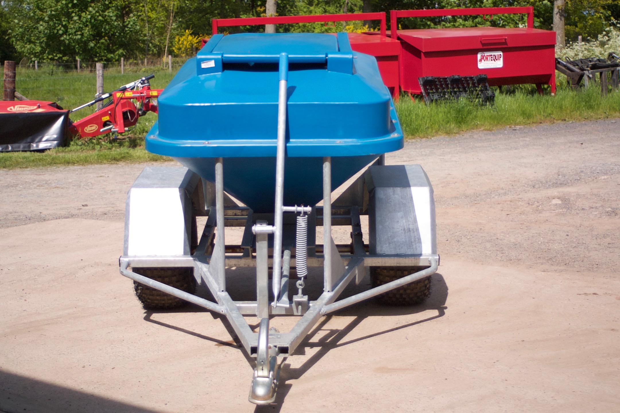 320kg capacity hopper with easy snap-shut lid. Barrel-type dispenser with 3 settings giving 0.75 to 2.5kg drops