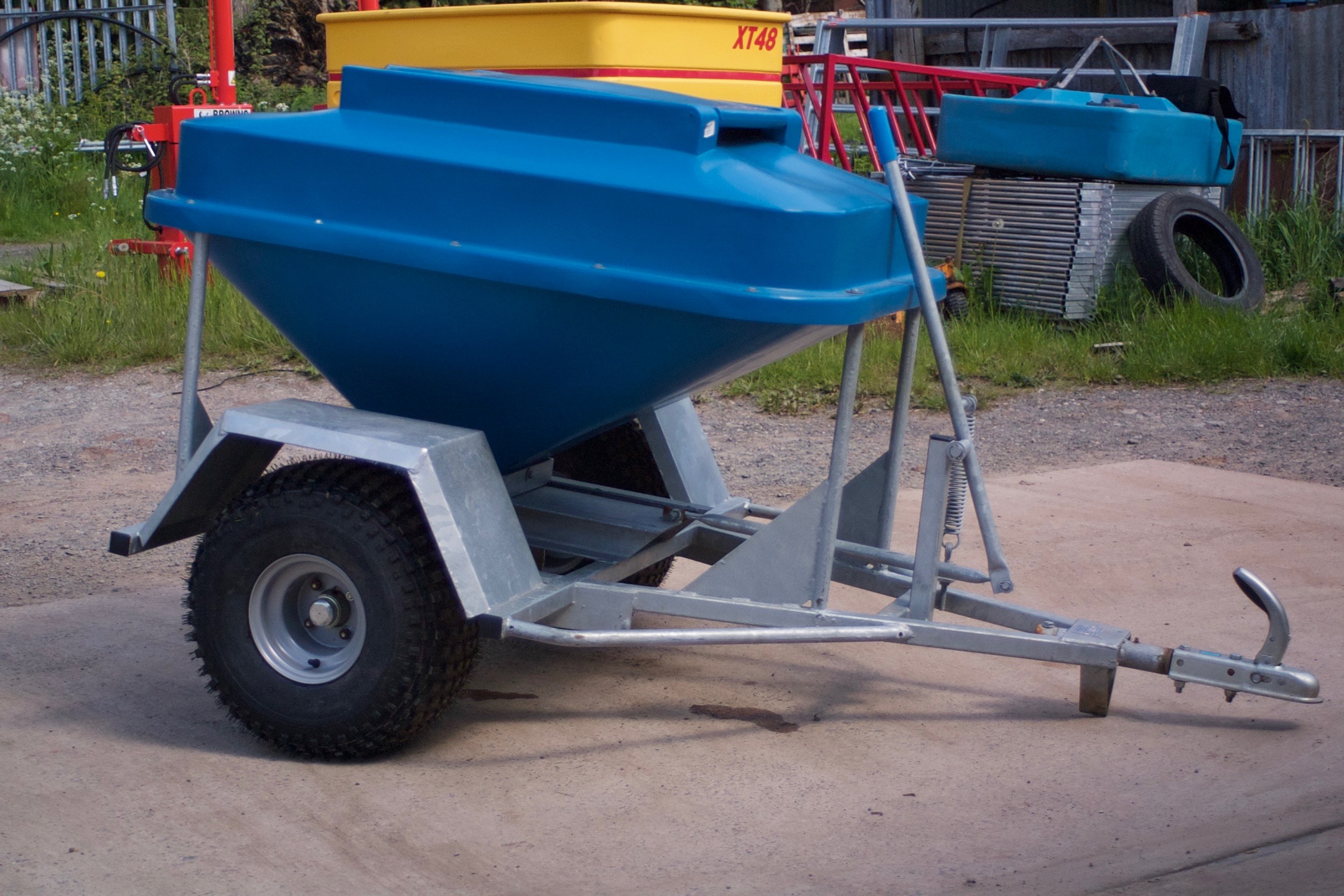 320kg capacity hopper with easy snap-shut lid. Barrel-type dispenser with 3 settings giving 0.75 to 2.5kg drops