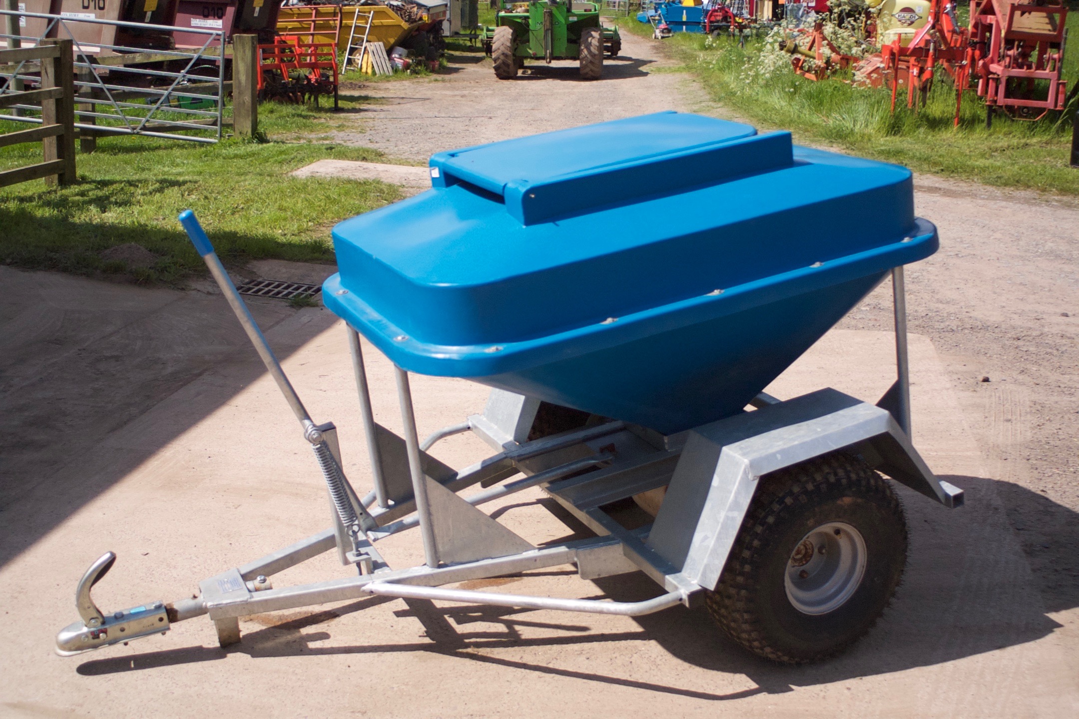 320kg capacity hopper with easy snap-shut lid. Barrel-type dispenser with 3 settings giving 0.75 to 2.5kg drops